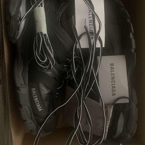 I’m selling these worn once Balenciaga size Eu 43 or 9-10 I got the box